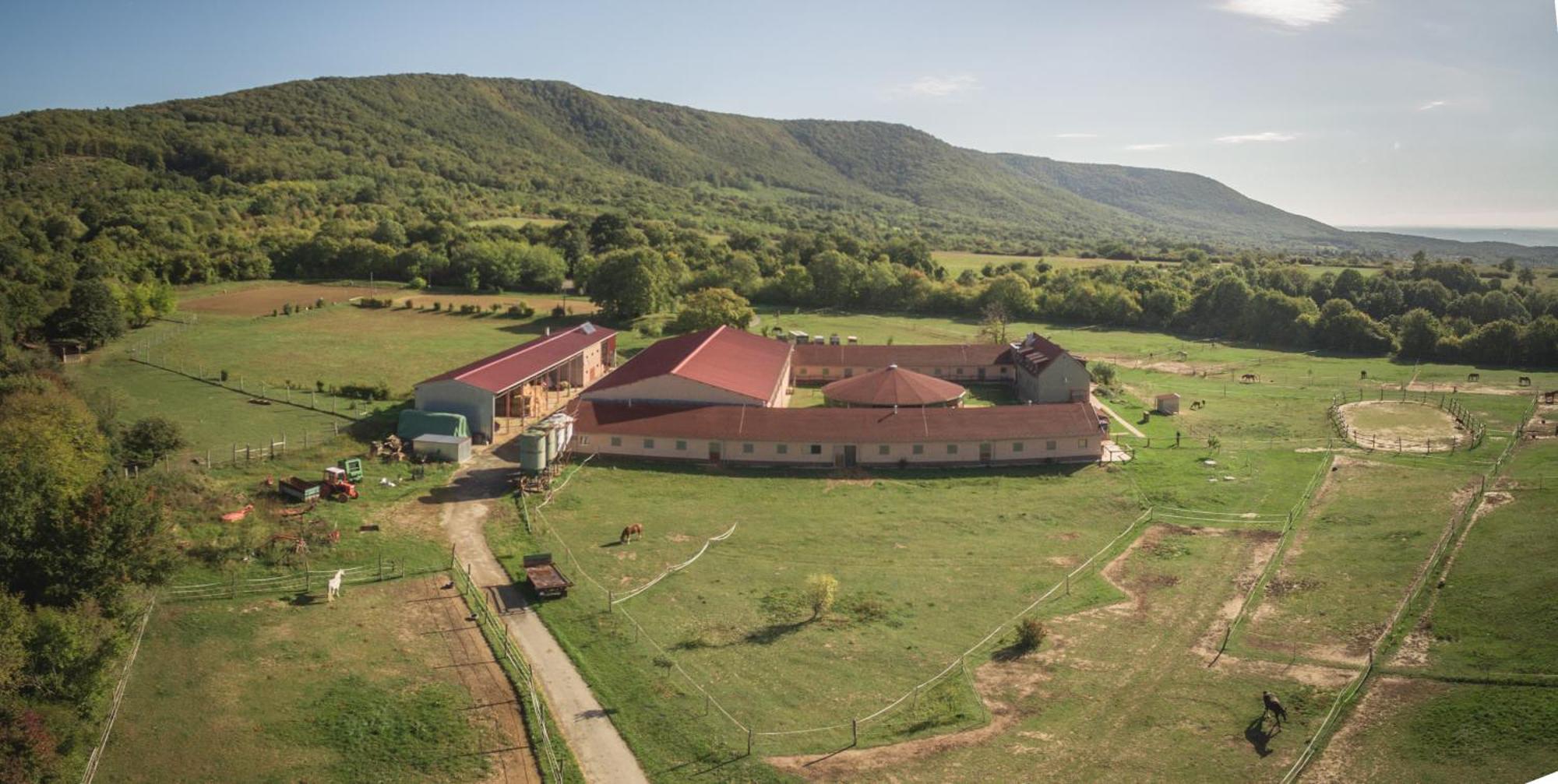 Totvar Lovas Szallashely Kovagotottos Exterior photo